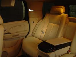 салон Cadillac Escalade с задним рядом сидений от BMW 7